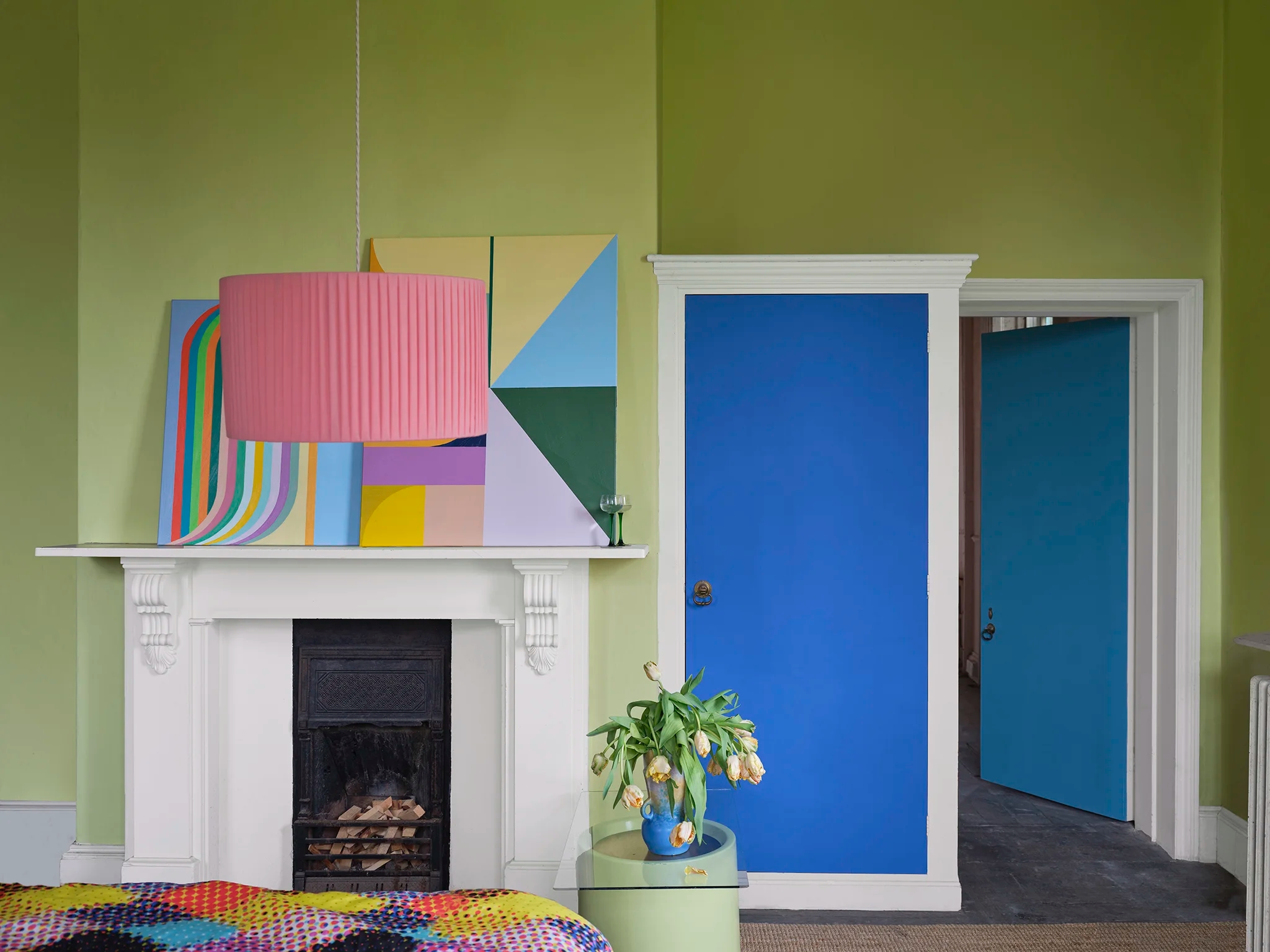 Discover the timeless elegance of Farrow & Ball paints, renowned for their richly pigmented colours and exceptional finish.